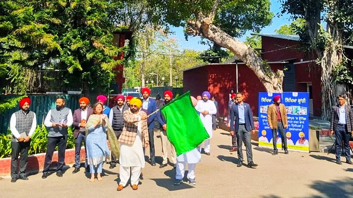 36 प्रिंसिपल सिंगापुर के लिए रवाना, CM मान ने दिखाई हरी झंडी, बोले- अब प्रैक्टिकल ज्ञान है जरूरी।