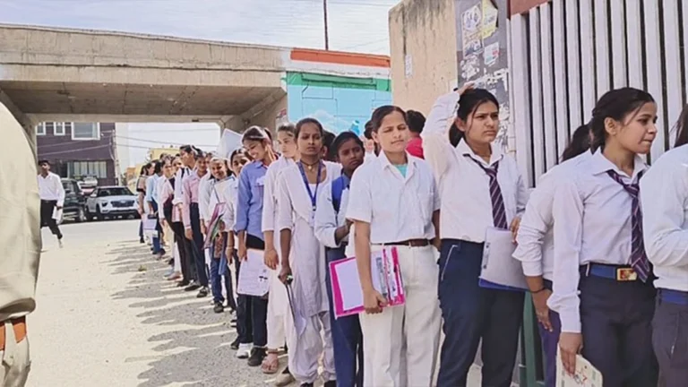 Haryana: रद्द हुई परीक्षा का पुनः आयोजन, 12वीं अंग्रेजी के प्रश्नपत्र से छात्रों के चेहरे पर खुशी की लहर।