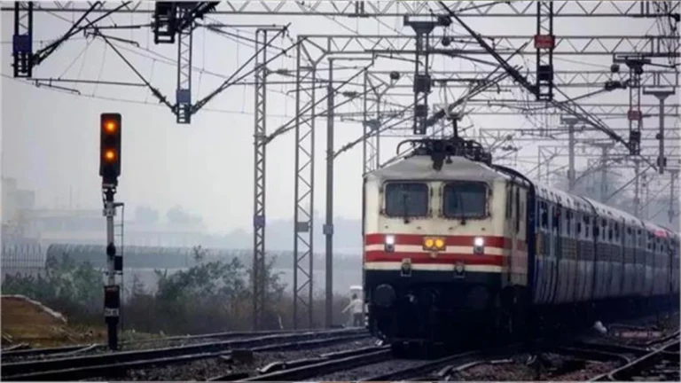 Prayagraj: होली के दौरान यात्रियों के लिए रेलवे ने की विशेष व्यवस्था, वंदे भारत एक्सप्रेस सहित चलेंगी 6 नई स्पेशल ट्रेनें।