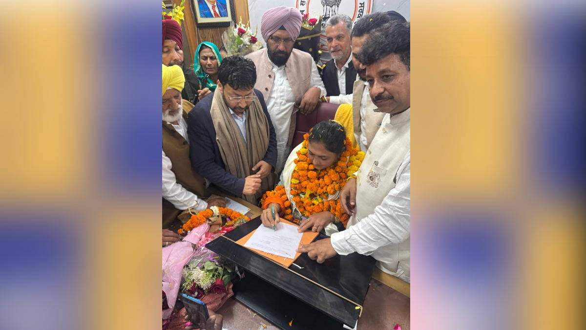 Punjab: जालंधर इम्प्रूवमेंट ट्रस्ट की नई चेयरपर्सन राजविंदर कौर थियाड़ा ने संभाला पदभार, कई वरिष्ठ नेताओं ने दी बधाई।