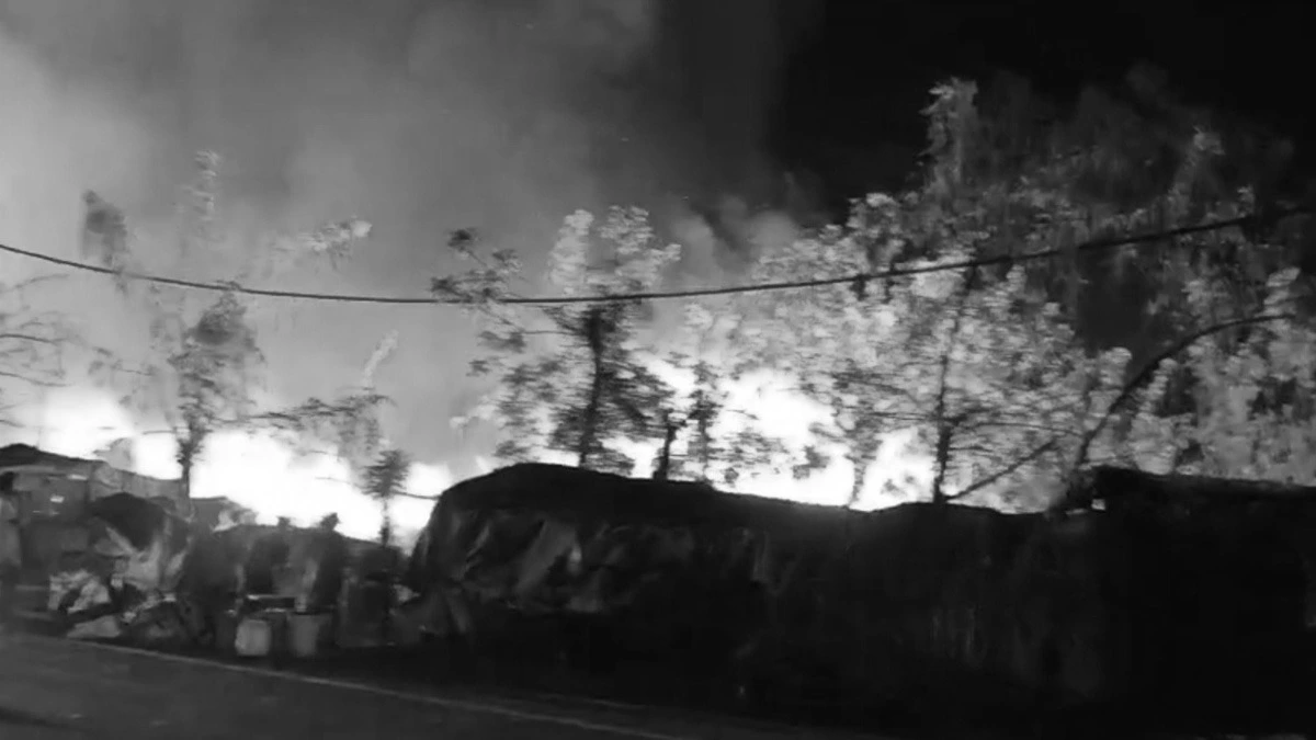 Punjab के कपूरथला में सुल्तानपुर लोधी रोड पर प्रवासी मजदूरों की झुग्गियों में लगी भीषण आग।