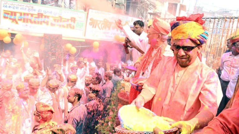 UP: सिर पर पगड़ी, आंखों पर काला चश्मा… होली पर सीएम योगी का देसी अंदाज,