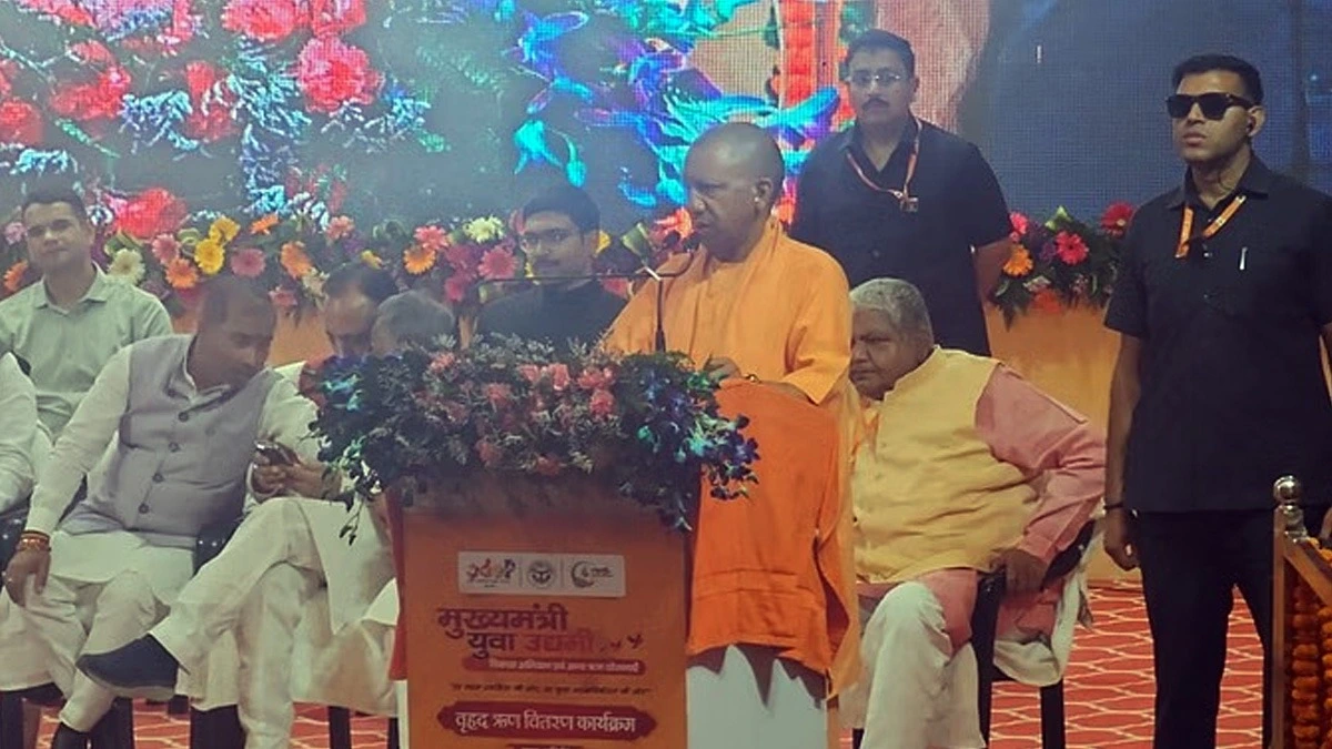 UP: CM योगी ने अखिलेश यादव पर कसा तंज, कहा “अगर प्रदेश का मुख्यमंत्री 12 बजे सोकर उठता था, तो विकास कहां से होता ?”