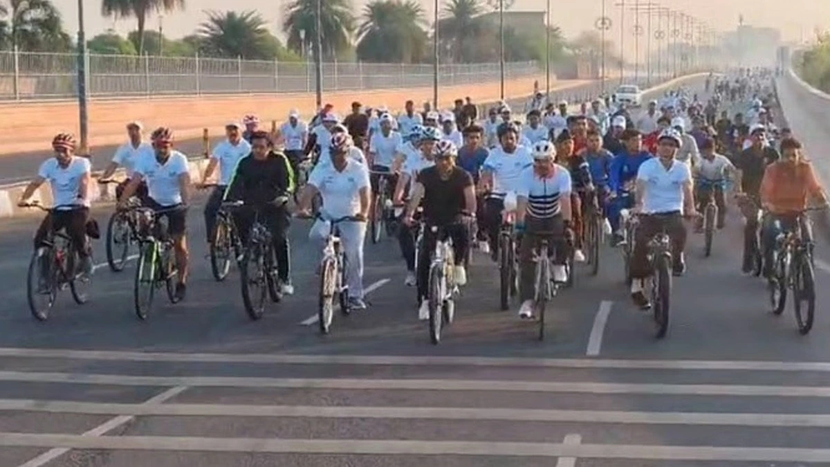 UP: लखनऊ में ‘फिट इंडिया संडे साइकिलिंग’ का आगाज, केंद्रीय मंत्री ने स्वस्थ और फिट जीवनशैली अपनाने का किया आह्वान।