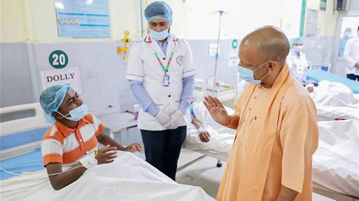 UP: सीएम योगी ने अस्पताल में भर्ती बच्चों से की मुलाकात, डॉक्टरों को बेहतर इलाज देने के दिए निर्देश।