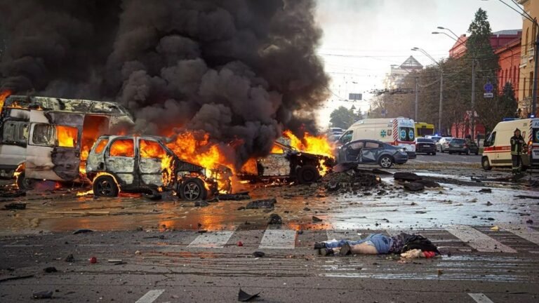 रूस का यूक्रेन के सूमी शहर पर Ballistic मिसाइल ह/म/ला: 21 की मौ/त, सड़क पर पड़े मिले शव; लगातार दूसरे दिन जारी हवाई हमले।