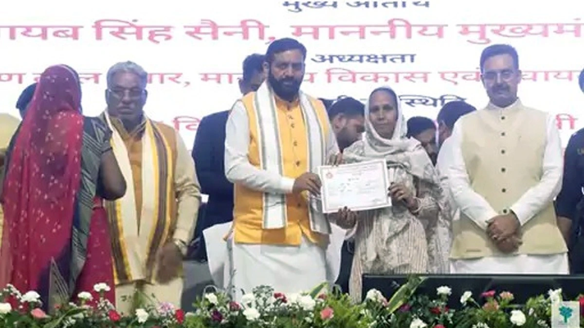 Haryana में राष्ट्रीय पंचायती राज दिवस पर राज्य स्तरीय ग्राम उत्थान सम्मेलन: सीएम नायब सैनी ने सरपंच पतियों पर कसा तंज।