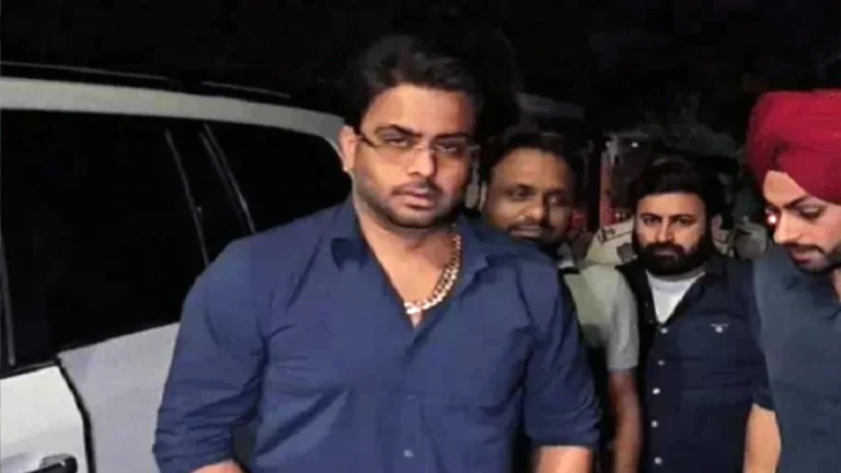 Haryana: शहीद विनय नरवाल के परिजनों से मिलने करनाल पहुंचे मनकीरत औलाख, दी श्रद्धांजलि।