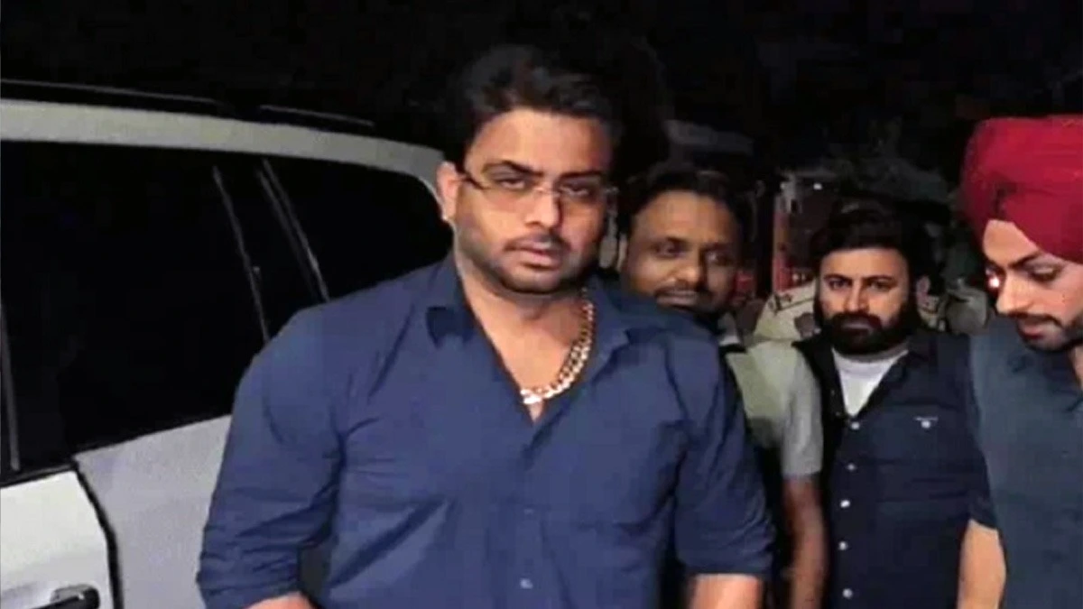 Haryana: शहीद विनय नरवाल के परिजनों से मिलने करनाल पहुंचे मनकीरत औलाख, दी श्रद्धांजलि।