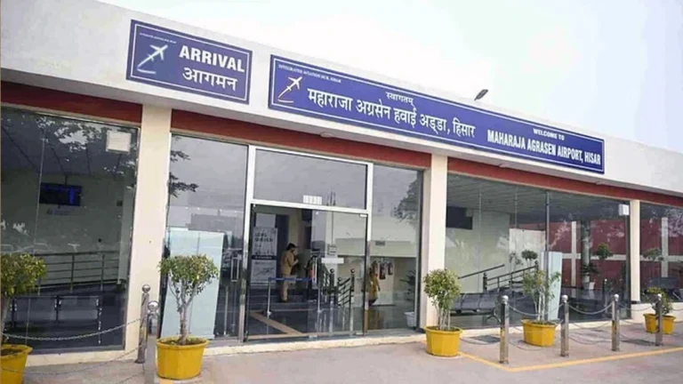 Haryana: हिसार एयरपोर्ट पहुंचे सीएम नायब सैनी, अधिकारियों के साथ की समीक्षा बैठक।