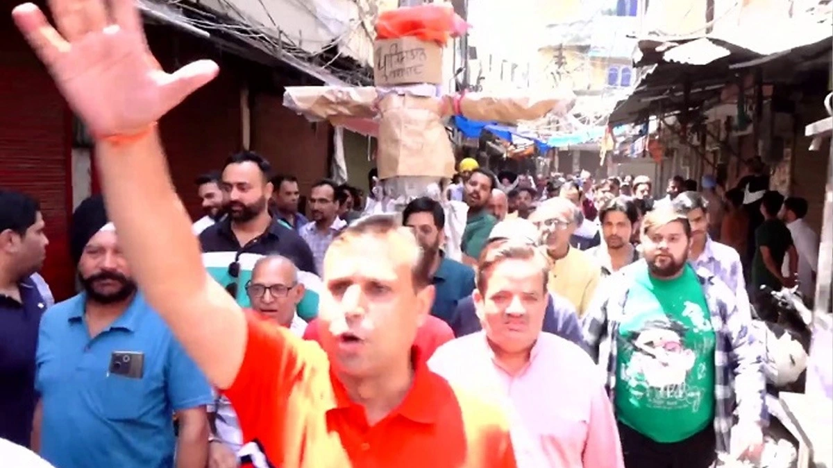 Punjab: भारत-पाक सीमा पर अलर्ट, अमृतसर बंद, चप्पे-चप्पे पर पुलिस तैनात।