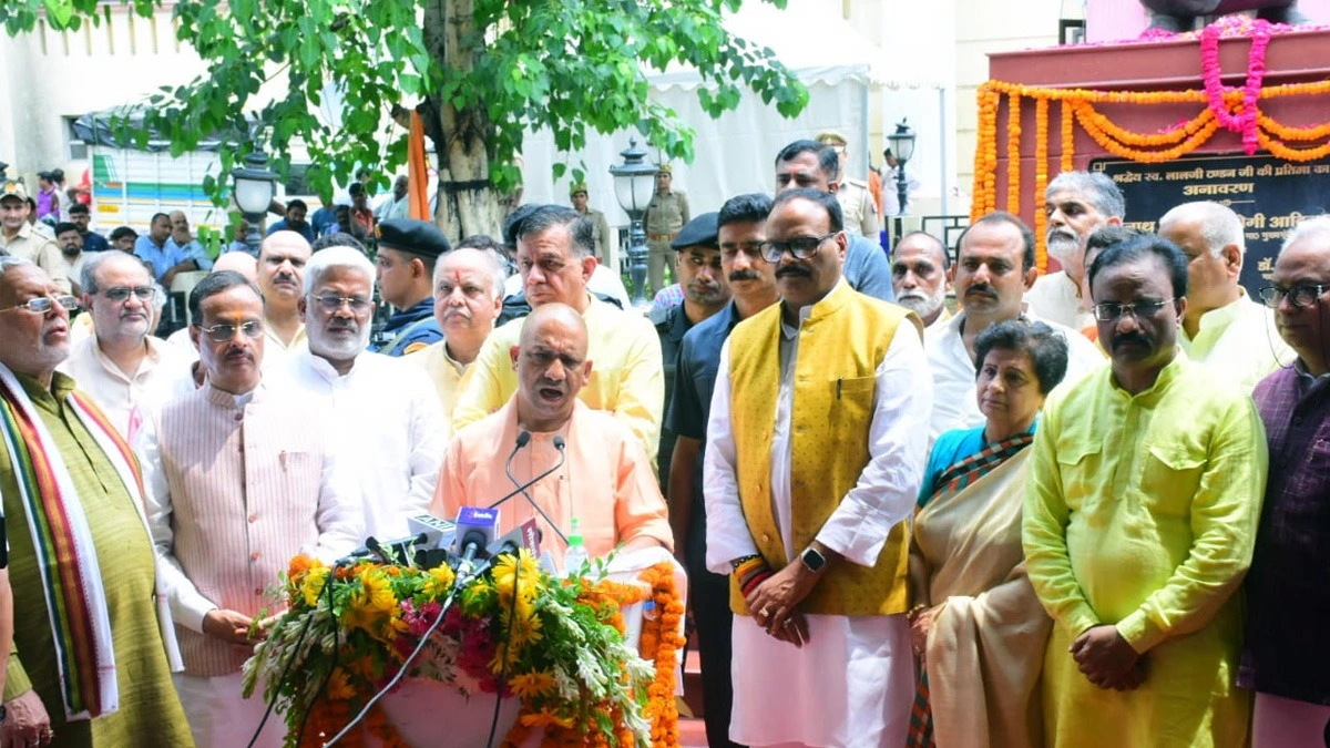 UP: पूर्व राज्यपाल लालजी टंडन को सीएम योगी ने जयंती पर दी श्रद्धांजलि, किया प्रतिमा का अनावरण।