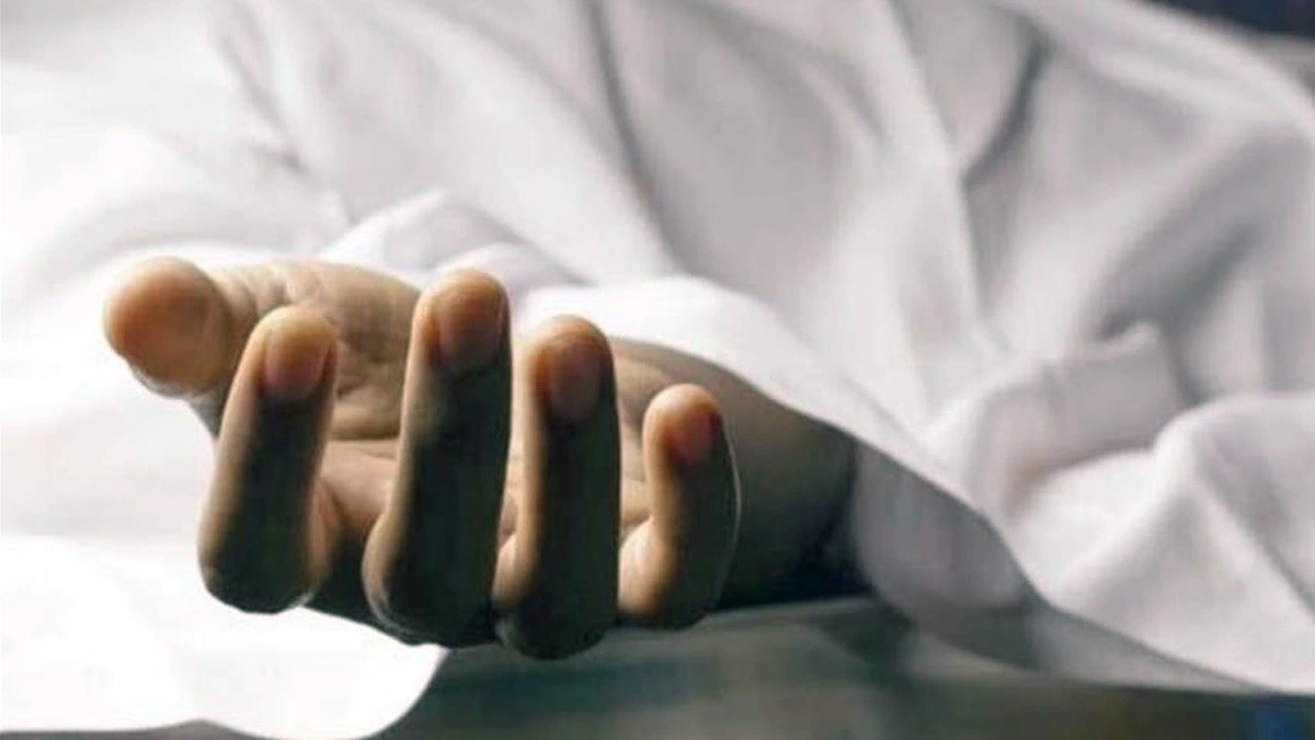 UP: तेज आंधी तूफान बना आफत, पेड़ और बिजली के खंभे टूटे, 3 की मौ//त।