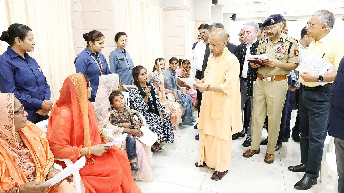 UP: जनता दर्शन में मुख्यमंत्री योगी ने सुनीं लोगों की समस्याएं, लापरवाही पर दी सख्त कार्रवाई की चे/ता/वनी।