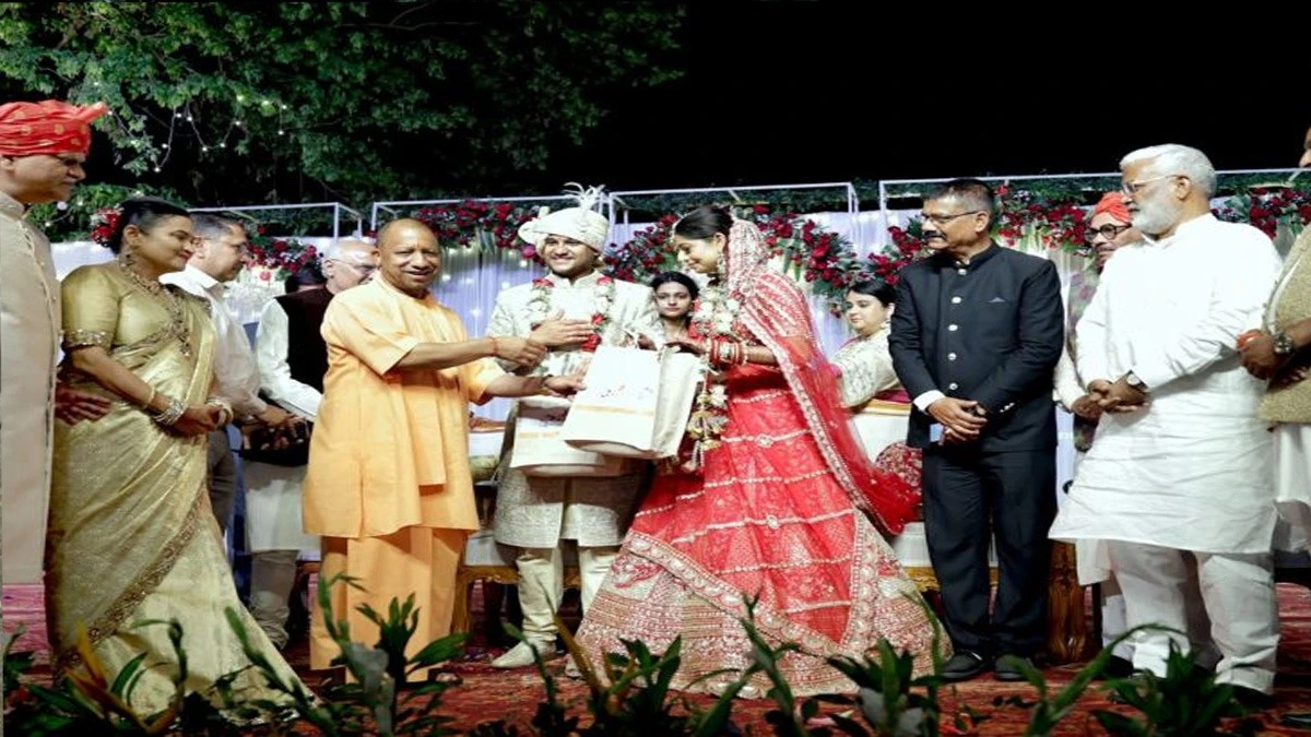 UP: मुख्य सचिव मनोज कुमार सिंह के बेटे शिवम की भव्य शादी में शामिल हुए सीएम योगी और यूपी सरकार के कई अधिकारी।