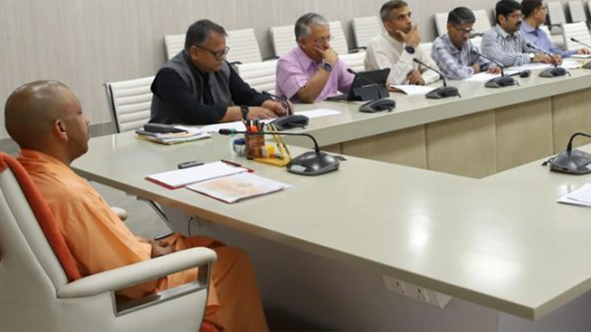 UP के आउटसोर्स कर्मचारियों को मिलेगा समय पर वेतन और सुविधाएं: सीएम योगी ने दिए निर्देश, स्वास्थ्य, बीमा और पेंशन का भी होगा लाभ।