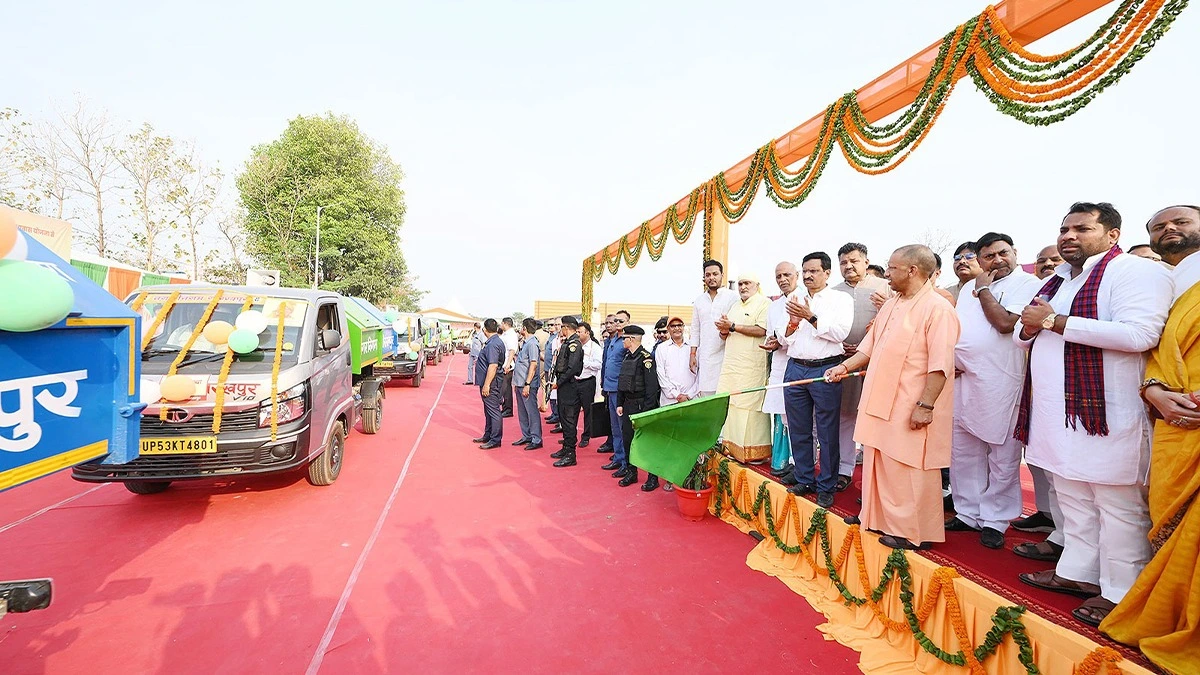 UP में अब कूड़ा भी होगा उपयोगी, सीएम योगी ने गार्बेज ट्रांसफर स्टेशन का किया लोकार्पण।