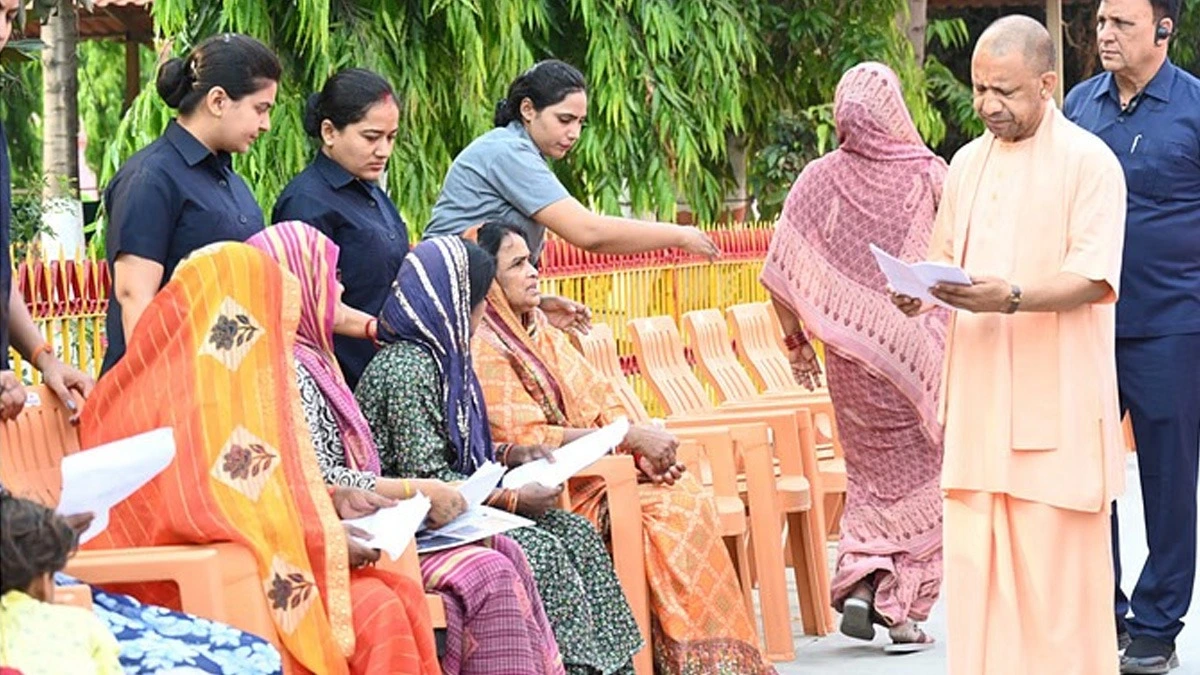 UP: ‘घर जाने का किराया नहीं है’, CM योगी ने करवाया इंतजाम; समस्या पर बोले- पूर्ण समाधान कराएंगे।