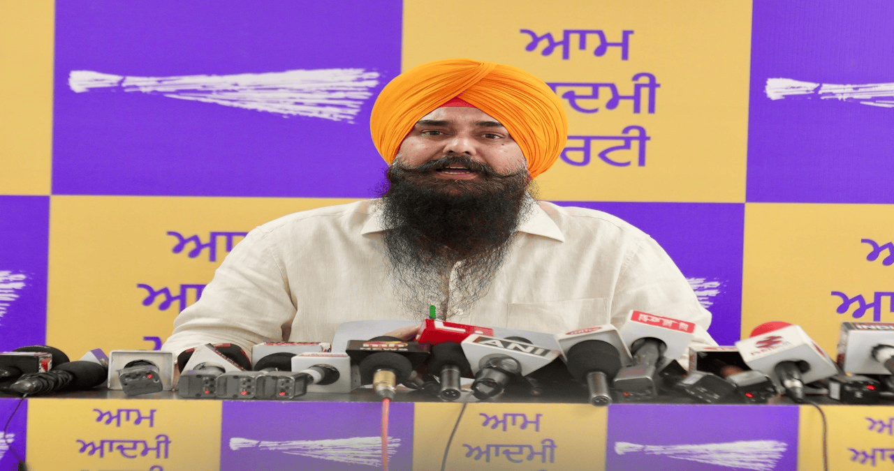 Punjab: कैबिनेट मंत्री तरुणप्रीत सिंह सोध ने सुखबीर बादल पर कसा तंज, लुधियाना में लैंड पूलिंग योजना को लेकर लगाए गंभीर आरोप।