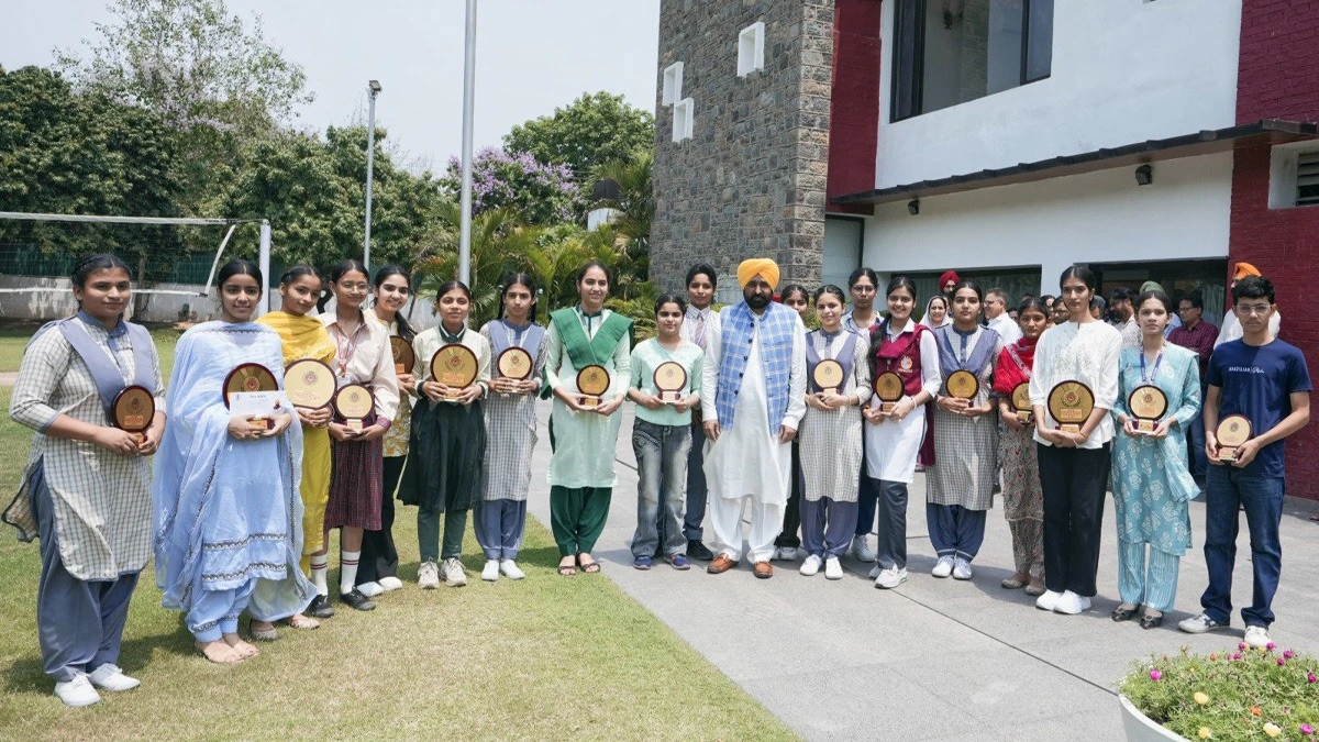 नशे के खिलाफ जंग में टॉपर्स बनेंगे रोल मॉडल, पंजाब CM ने छात्रों को किया सम्मानित।
