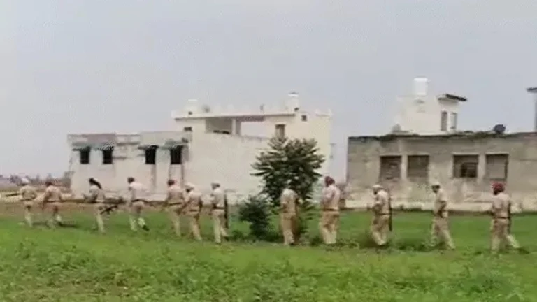 चंडीगढ़ में Air Strike अलर्ट, सायरन से मचा हड़कंप: पाकिस्तान ने तीसरी बार पंजाब को बनाया निशाना, बठिंडा में रॉकेट के टुकड़े मिले, पठानकोट एयरबेस के पास तलाशी अभियान जारी।