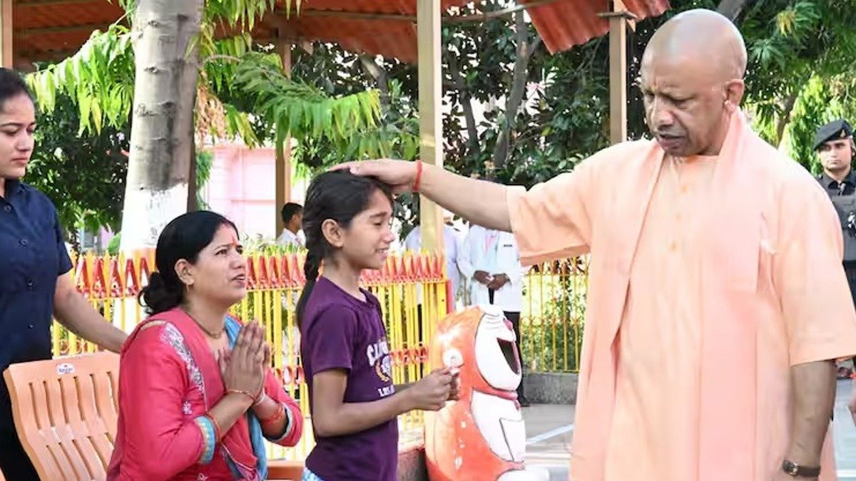 जनता दर्शन में CM योगी ने सुनीं फरियादें, अफसरों को तुरंत समाधान के दिए निर्देश।