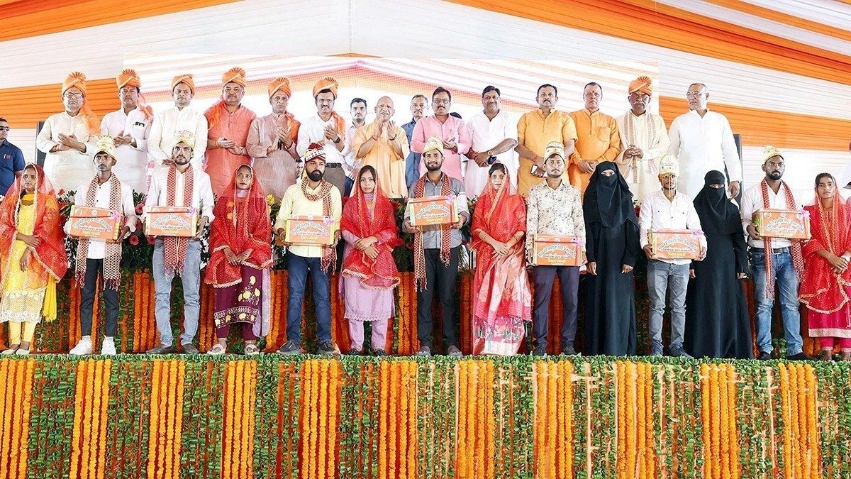 गोरखपुर में सामूहिक विवाह समारोह में शामिल हुए CM योगी: 1200 बेटियों को दिया आशीर्वाद, कहा- यह मेरा सौभाग्य।