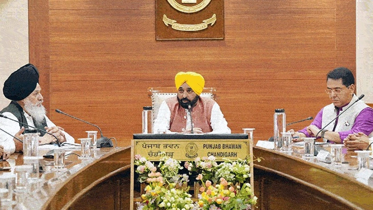 गुरदासपुर में रात 9 से सुबह 5 तक ब्लैकआउट लागू: CM मान बोले – सेना के साथ हैं, पाकिस्तान कर रहा है नागरिक इलाकों पर गोलीबारी।