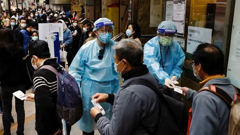 फिर लौटा कोरोना का खतरा, हांगकांग से सिंगापुर तक बढ़ते मामलों से मचा हड़कंप, High Alert जारी।