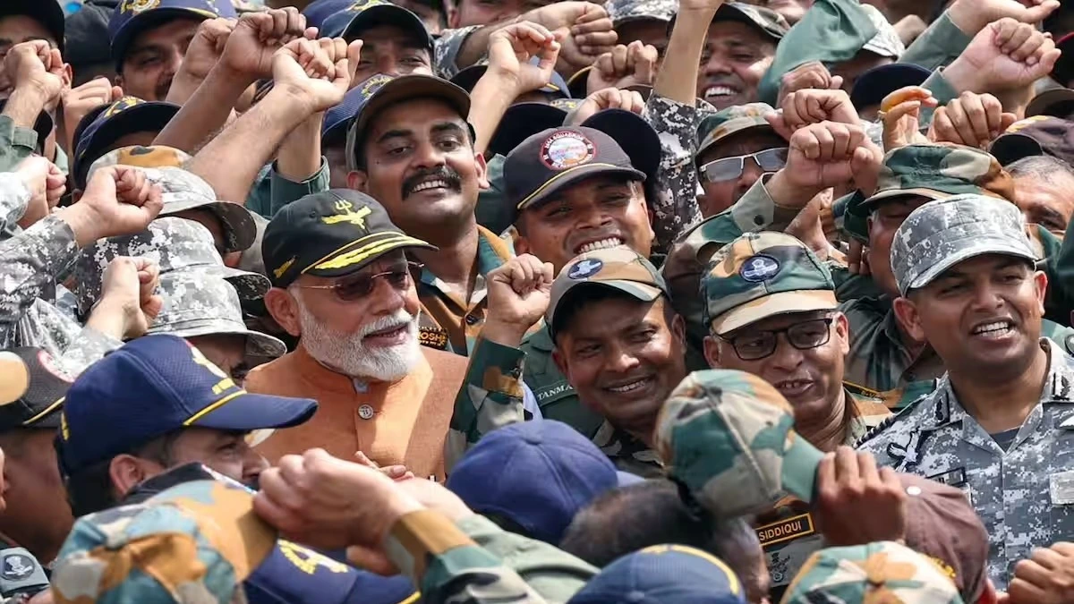 पंजाब पहुंचे PM मोदी, आदमपुर एयरबेस पर जवानों से की मुलाकात; बोले- साहसी योद्धाओं से मिलना खास अनुभव।