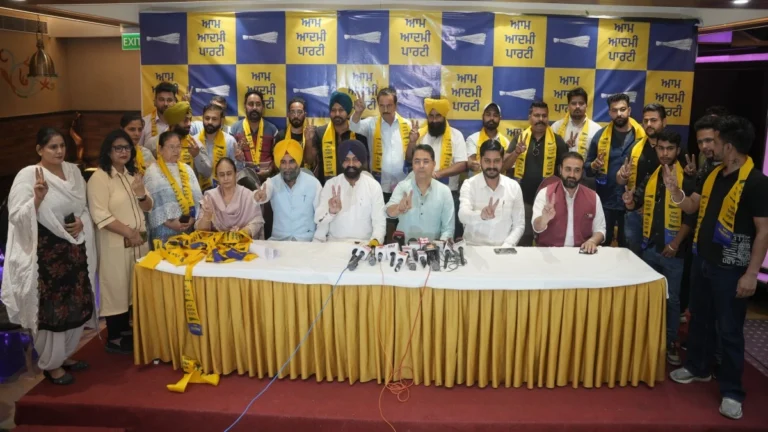 Ludhiana West Bypoll से पहले Aam Aadmi Party को बड़ा समर्थन, Transport Workers Union और Mahadev Sena के कई नेता हुए शामिल