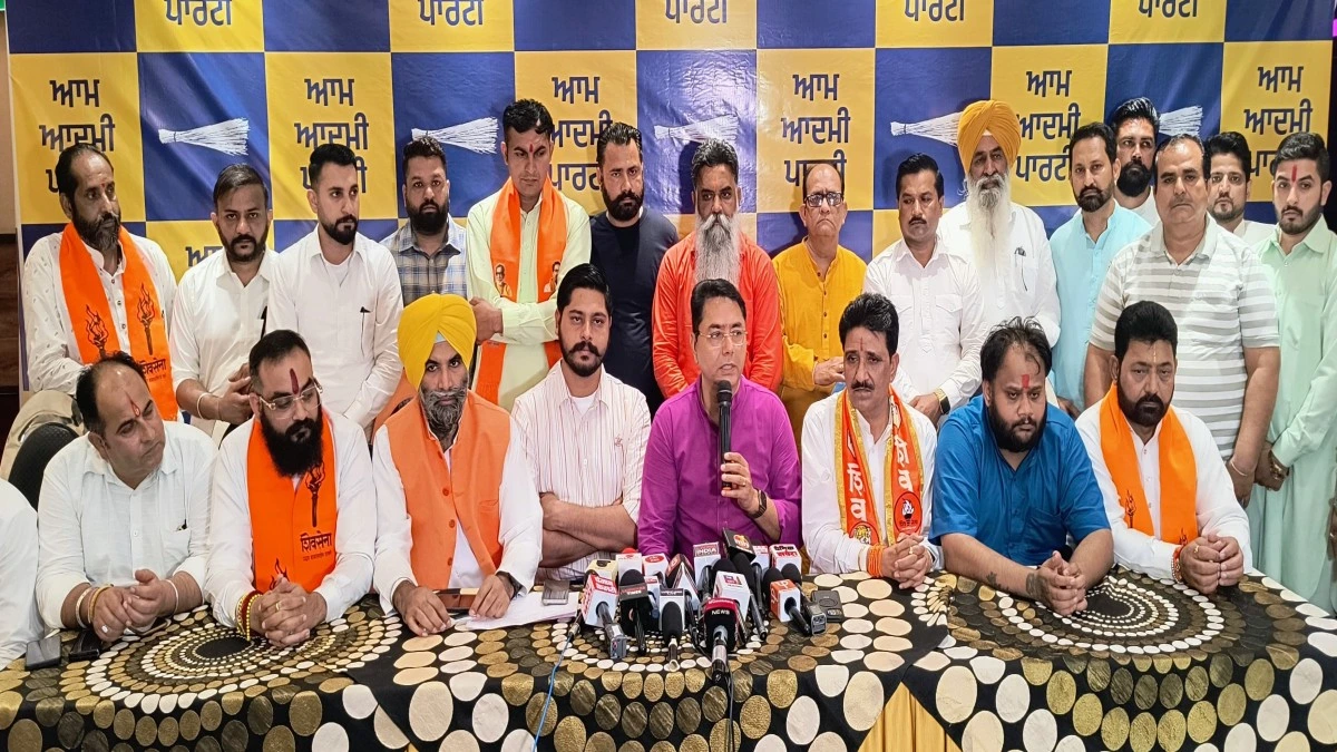 Ludhiana West में Congress, BJP और Akali Dal को करारा झटका, सैकड़ों नेता ‘AAP’ में शामिल, Shiv Sena (Uddhav) ने भी दिया समर्थन