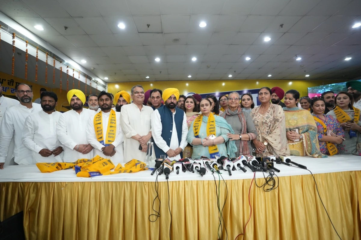 Ludhiana West Bypoll: Congress को झटका, AAP में शामिल हुए दर्जनों परिवार – Bhagwant Mann ने किया स्वागत