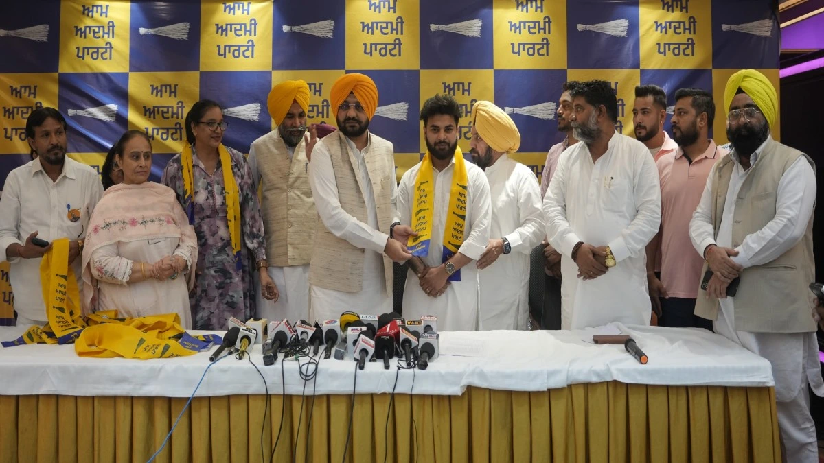 Ludhiana West में Congress और BJP को बड़ा झटका, सैकड़ों नेता हुए AAP में शामिल Cabinet Minister Tarunpreet Singh Sondh ने किया leaders का welcom, कहा – जनता AAP government से खुश है