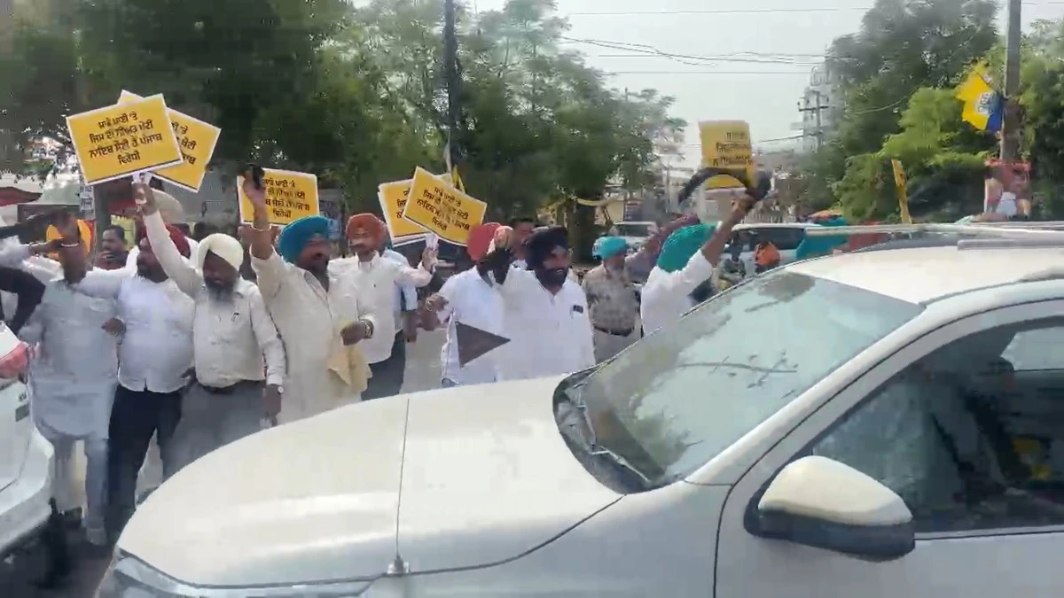 Ludhiana में Naib Saini को दिखाए काले झंडे, “पानी चोर वापस जाओ” के लगे नारे Punjab के जल अधिकार पर भड़की जनता, Ludhiana West By-election में पानी बना बड़ा मुद्दा