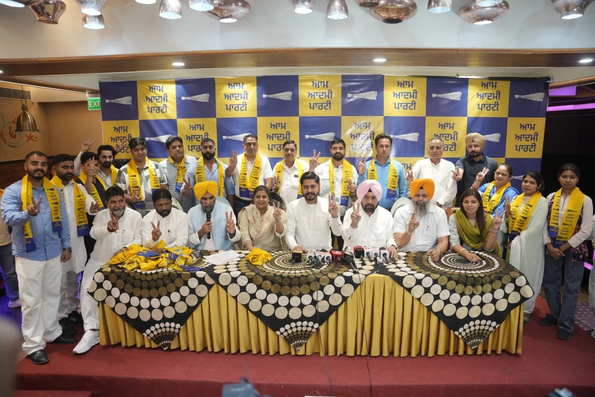 Ludhiana West Bypoll से पहले Congress को करारा झटका, सैकड़ों कार्यकर्ता और Prominent Businessmen ‘AAP’ में शामिल