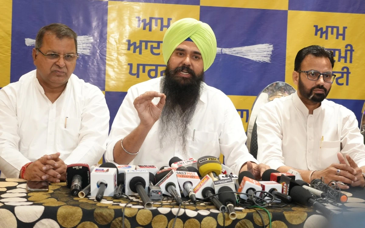 “डर और अहंकार का नाम है Ashu, जबकि सेवा और विनम्रता का प्रतीक हैं Sanjeev Arora” – AAP नेता Malvinder Singh Kang का तीखा हमला