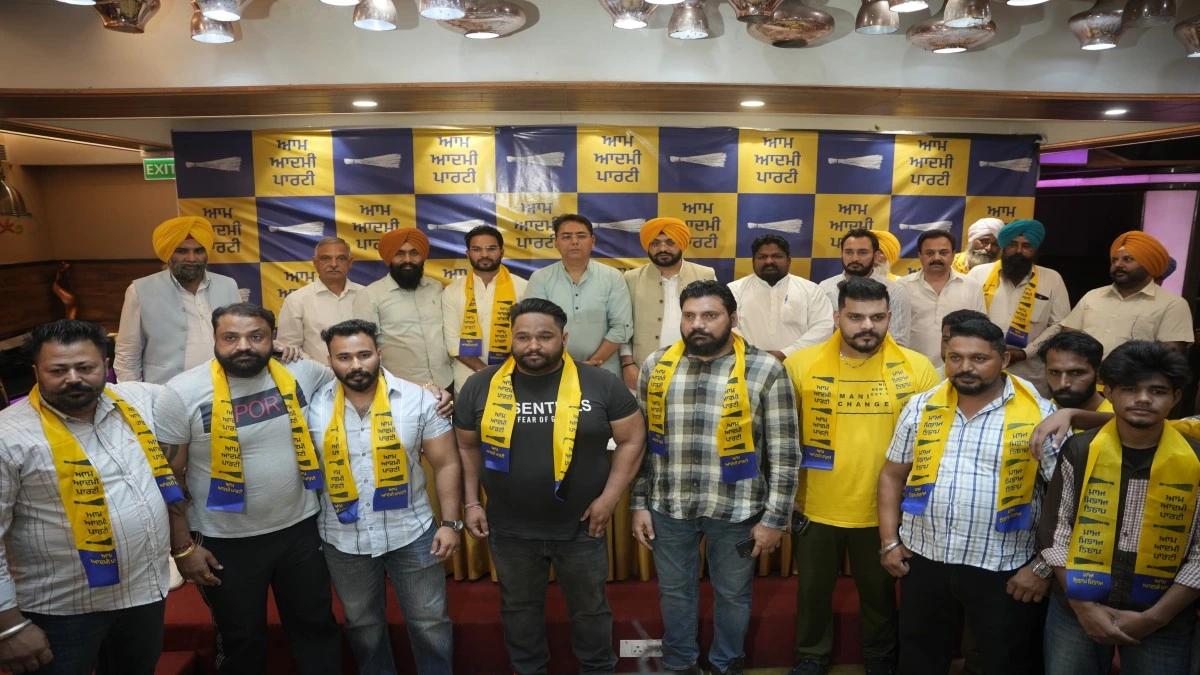 Congress को लगा बड़ा झटका, Ludhiana West में कई Leaders AAP में हुए शामिल