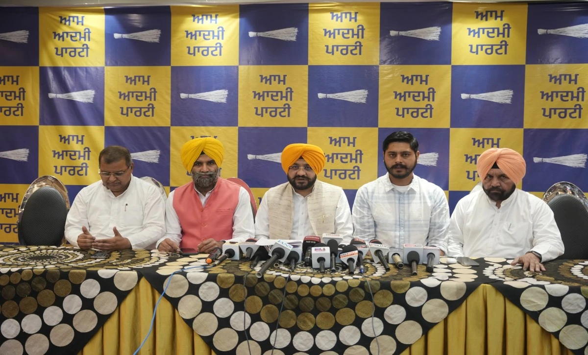 Tarunpreet Sondh का Sukhbir Badal पर तीखा हमला – कहा, “आपका डंडा तस्करों को बचाने के लिए था, हमारे CM का डंडा mafia और criminals के लिए है”