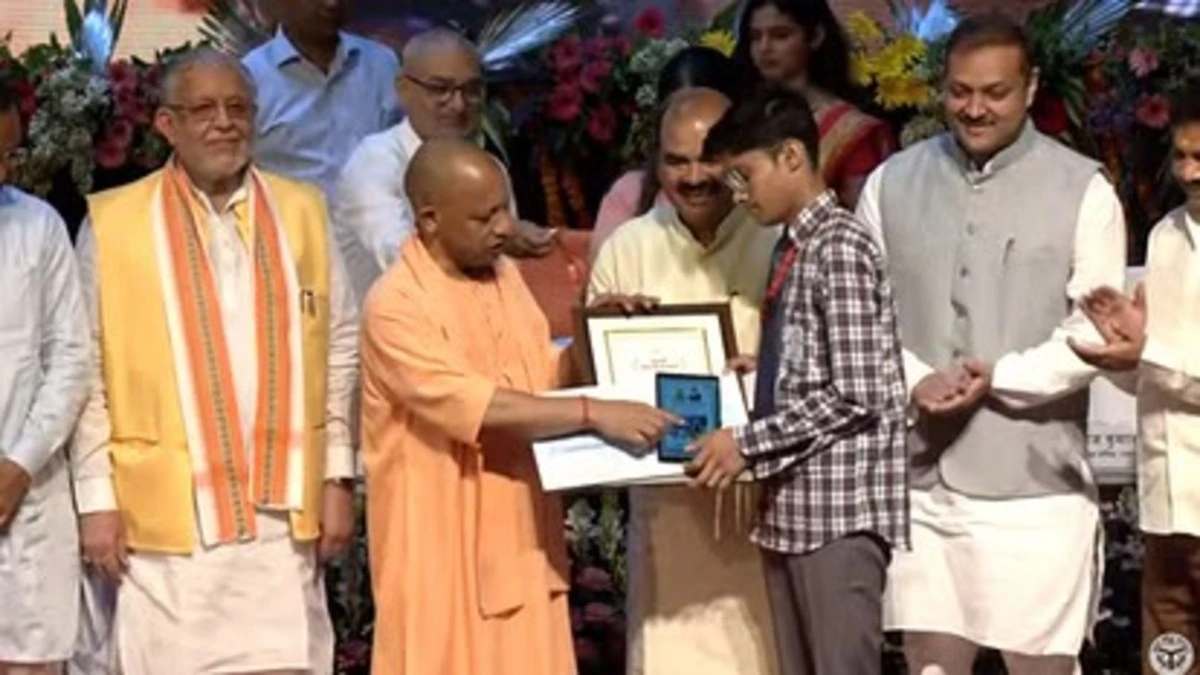 CM Yogi ने Meritorious Students को किया Honour, कहा – लड़कियां आगे बढ़ रहीं, लड़के भी करें मेहनत