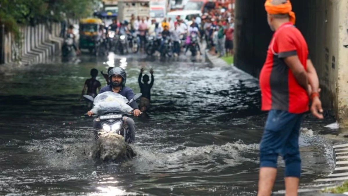 Delhi में Pre-Monsoon की जोरदार बारिश से जनजीवन अस्त-व्यस्त, आज फिर बारिश का Alert जारी