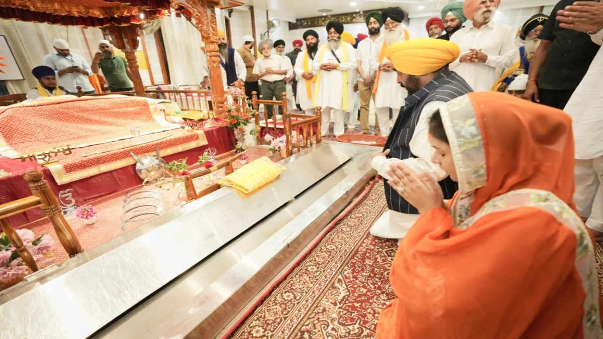 Faridkot: Chief Minister Bhagwant Mann ने परिवार सहित Tilla Baba Farid Gurdwara में नतमस्तक होकर की Punjab और Humanity की भलाई की अरदास