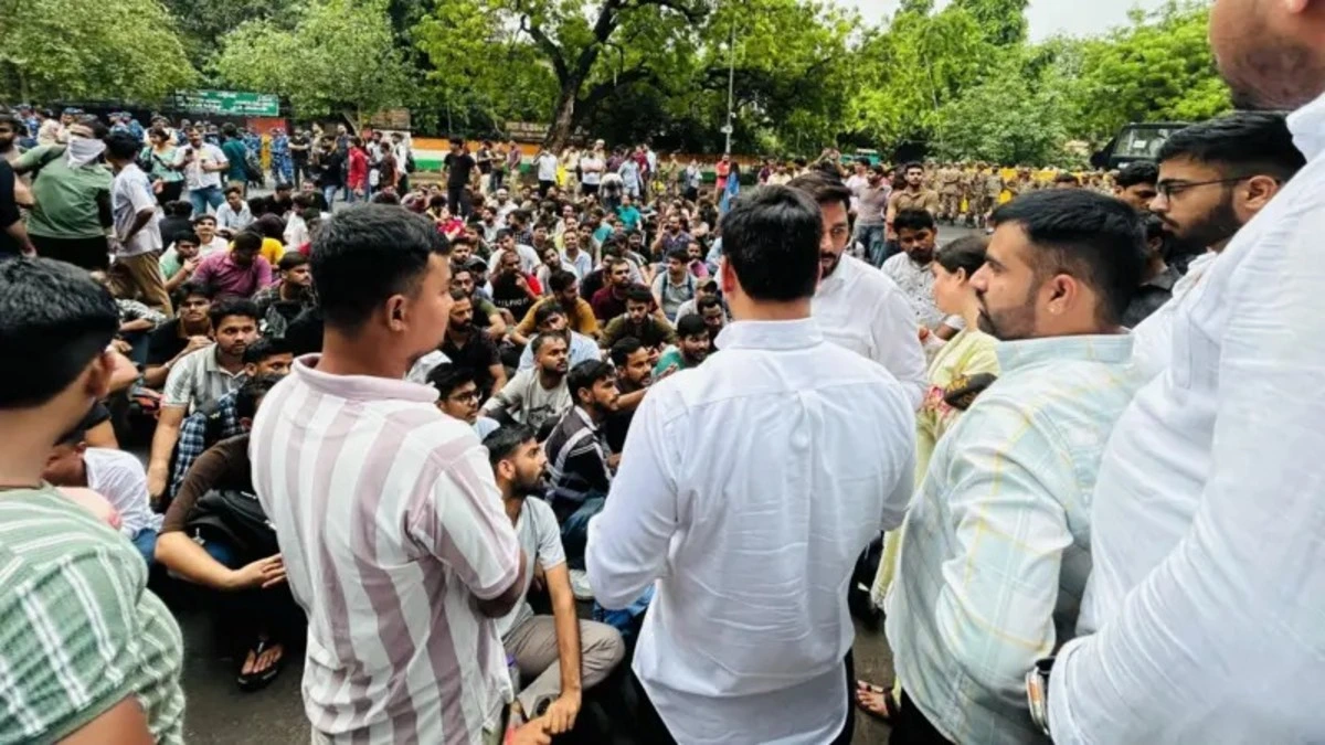 SSC Exam में Irregularities पर बवाल – Jantar-Mantar पर सड़कों पर उतरे लाखों Students, Police Lathi-Charge ने भड़काया गुस्सा