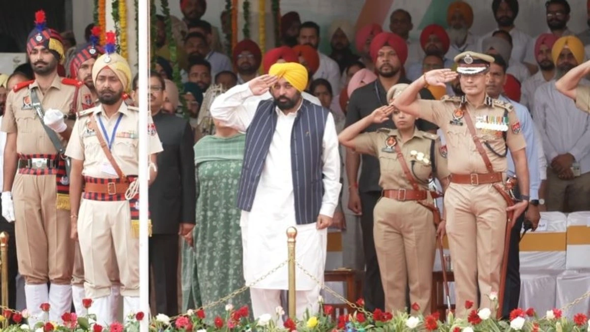Independence Day 2025: Punjab में देशभक्ति का जज़्बा, Faridkot में CM Bhagwant Mann ने फहराया तिरंगा, जिलों में Ministers ने संभाली जिम्मेदारी