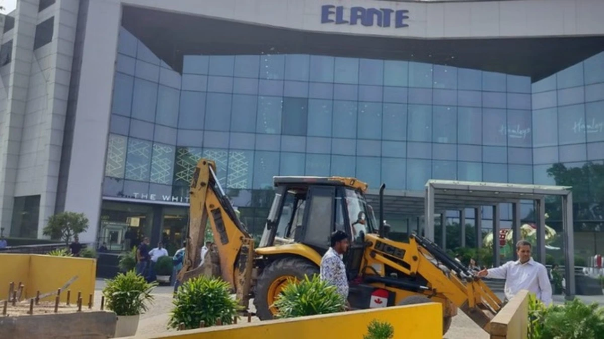 Chandigarh Administration की बड़ी कार्रवाई: Elante Mall में अवैध Construction तोड़ा गया, Parking की जगह बनाई थी Greenery