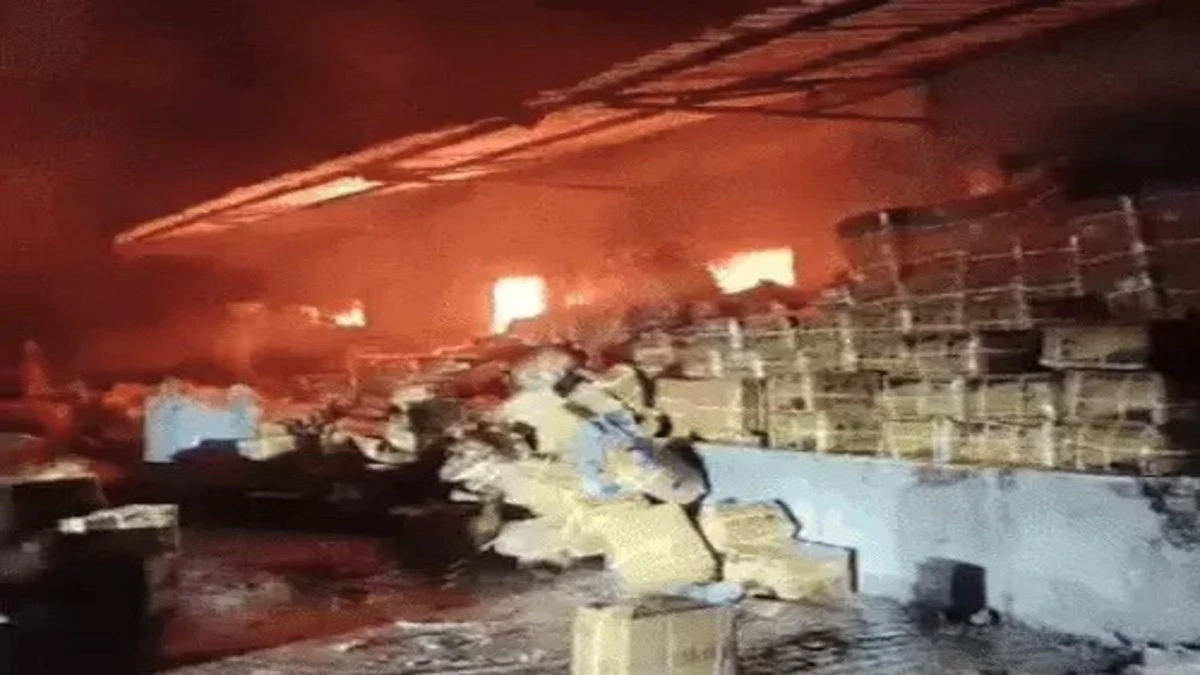 Ambala में Plastic Bottle Factory में भीषण आग! लाखों का सामान जलकर खाक, Fire Brigade को आग पर काबू पाने में लगे 4 घंटे!
