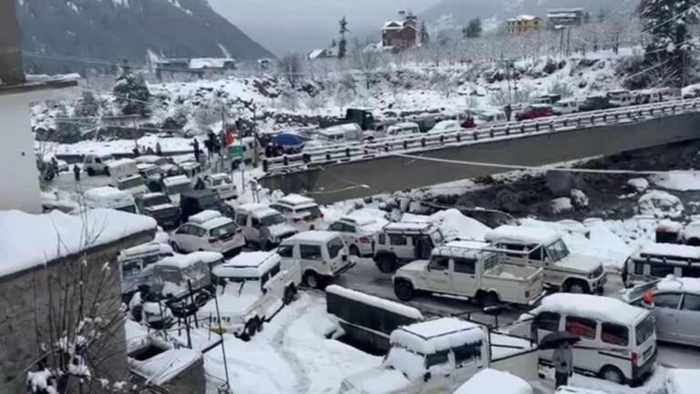 Manali में बर्फबारी से कई किलोमीटर लंबा जाम, कार से उतरकर पैदल चलने लगे पर्यटक