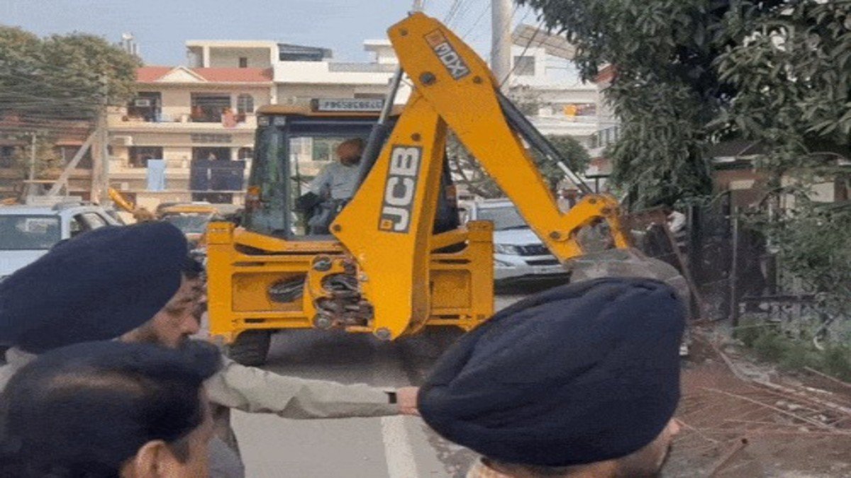 मोहाली सिटी में नगर निगम का बुल्डोजर एक्शन:HC के आदेश पर एनक्रोचमेंट के खिलाफ ड्राइव