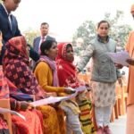 गोरखपुर: CM योगी ने जनता दर्शन में लोगों की समस्याएं सुनीं, अधिकारियों को कार्रवाई के दिए निर्देश