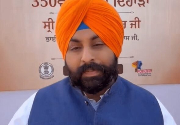 मानसा में शिक्षा मंत्री Bains ने बच्चों से मांगी माफी:टीनशेड के नीचे पढ़ाई करते मिले बच्चे, बोले- अगले महीने से मिलेगी नई बिल्डिंग